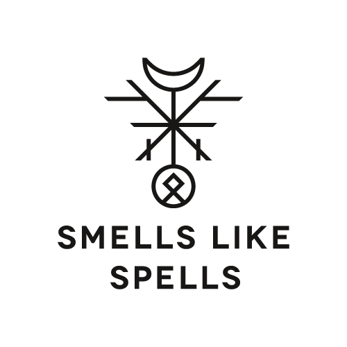 Logo marki Smells Like Spells – ręcznie tworzone świece, perfumy i rytualne zapachy inspirowane magią, naturą i nordycką mitologią.