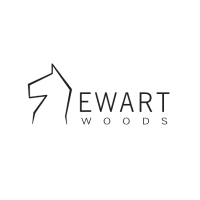 Logo marki Ewart Woods – nowoczesne meble i dodatki z naturalnego drewna, łączące minimalistyczny design z funkcjonalnością i skandynawskim stylem.
