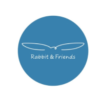 Zdjęcie przedstawia markę Rabbit & Friends – bezpieczne silikonowe lampki nocne dla dzieci w nowoczesnym, skandynawskim stylu.