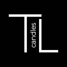 Logo marki TL Candles – ręcznie robione świece z naturalnego wosku sojowego, inspirowane naturą i nadmorskim stylem życia.
